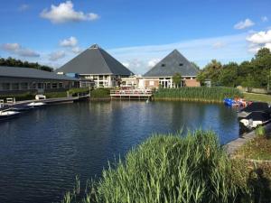 a river with houses and boats on it at Villa Sunlight Comfortable Vacation Home in Makkum
