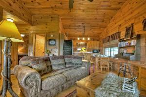 Il comprend un salon avec un canapé et une cuisine. dans l'établissement Cozy Mountain Cabin, à Ellijay