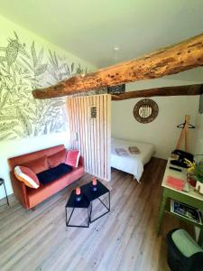 salon z czerwoną kanapą i łóżkiem w obiekcie Chambre au cœur des Alpes w mieście Lazer