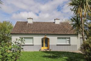Casa blanca con techo marrón en House Of Ireland en Easkey