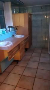 a bathroom with two sinks and a shower at Chambre agréable à proximité de Disneyland Paris JO in Nanteuil-lès-Meaux