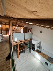 Habitación grande con techo de madera. en La Cabaña del Risco, en Ligos