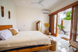 Postel nebo postele na pokoji v ubytování Kubung 1 - PROMO Canggu - Brand NEW Villa - HUGE Pool - PS5 + 13 fotografií