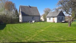 Aed väljaspool majutusasutust House with spacious garden and a simple sauna