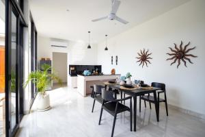 Kuchyň nebo kuchyňský kout v ubytování Kubung 1 - PROMO Canggu - Brand NEW Villa - HUGE Pool - PS5