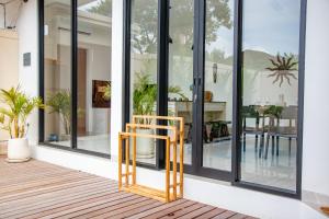 Balkón nebo terasa v ubytování Kubung 1 - PROMO Canggu - Brand NEW Villa - HUGE Pool - PS5