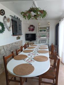 a dining room with a white table and chairs at L'ocell del Pla in Ivars d'Urgell