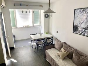 - un salon avec un canapé et une table dans l'établissement Apartment Riva, à Tivat