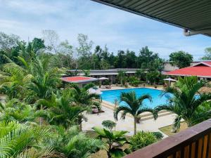 een uitzicht over het zwembad van het resort bij Buona Vita resort in Panglao