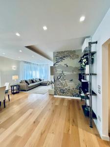 una gran sala de estar con una gran pintura en la pared en Design & Luxury Apartment Verona, en Verona