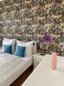 a bedroom with a bed with a floral wall mural at 2-Zimmer Zentral in Ferdinandshof, WLAN Modern in Ferdinandshof