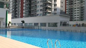Bazén v ubytování RAZAK NEW RESIDENCE KUALA LUMPUR KLCC VIEW nebo v jeho okolí