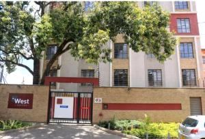 un immeuble d'appartements avec une porte en face dans l'établissement WEST SUITE NEWLY FURNISHED APARTMENT, à Nairobi