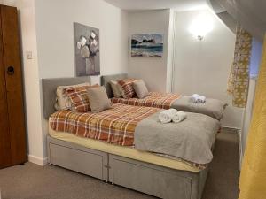 two beds sitting next to each other in a bedroom at Bewdley Central - Sandy Bank Cottage in Bewdley