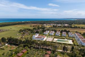 una vista aerea su un resort e sull'oceano di bilo di Rosaria 483 a Otranto