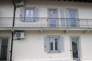 a balcony on the side of a building at La Luna Blu Malpensa appartamento Papaveri in Somma Lombardo