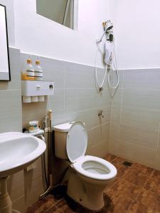 Bathroom sa Muji Homestay Ria Heights Tawau
