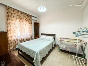 Ένα ή περισσότερα κρεβάτια σε δωμάτιο στο Areti's Family House