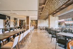 Restaurace v ubytování Grand Palma Pangandaran by Horison