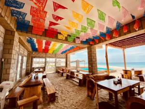 ein Restaurant mit Tischen und Stühlen und einer farbenfrohen Decke in der Unterkunft Sal Marina Restaurante y Cabañas in Salina Cruz