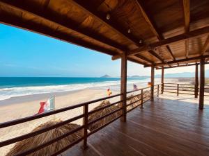 einen Balkon mit Blick auf den Strand in der Unterkunft Sal Marina Restaurante y Cabañas in Salina Cruz