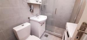 Koupelna v ubytování Apartman Dostojevski + 8 fotografií