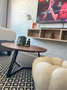 - un salon avec une table basse et une télévision dans l'établissement The onyx, à Johannesbourg