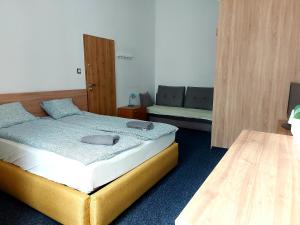 un dormitorio con una cama y un sofá en Panama - Sopot Centrum, en Sopot
