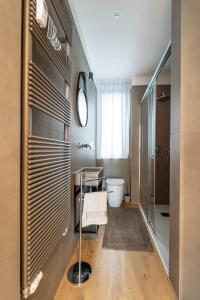 Un baño con inodoro, lavabo y espejo. en valdirivo26, en Trieste 9 fotos más