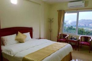Ένα ή περισσότερα κρεβάτια σε δωμάτιο στο Lake Side Hotel Lào Cai - by Bay Luxury