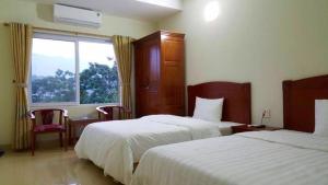 Ένα ή περισσότερα κρεβάτια σε δωμάτιο στο Lake Side Hotel Lào Cai - by Bay Luxury