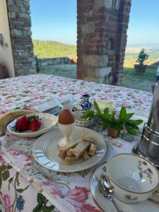 una mesa con platos de comida, huevos y fresas en Gavene, en Villamagna