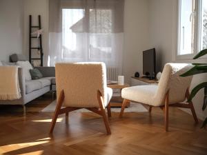 a living room with two chairs and a couch at Venez Chez Vous Villa Singa in Annecy