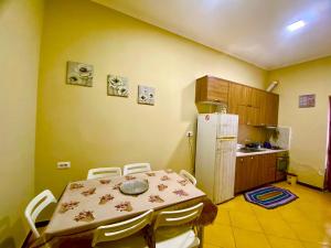 Kuchyň nebo kuchyňský kout v ubytování RIVER ROOMS