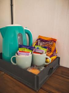 - un plateau rempli de tasses et de collations sur une table dans l'établissement PURA SANGRE, à Victorica