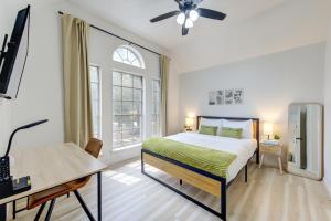 Giường trong phòng chung tại Amazing Getaway Home - 4 Bedrooms 2,5 Baths - West Houston, Katy, Richmond - Huge Pool, Mini-Golf, PingPong, Billards, BBQ, Katy Asian Town, Typhoon Waterpark, King Bed +51 ảnh