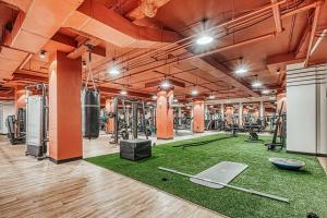 Posilňovňa alebo fitness centrum v ubytovaní FiDi studio w gym doorman wd nr Wall St NYC-982
