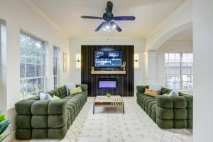 TV/trung tâm giải trí tại Amazing Getaway Home - 4 Bedrooms 2,5 Baths - West Houston, Katy, Richmond - Huge Pool, Mini-Golf, PingPong, Billards, BBQ, Katy Asian Town, Typhoon Waterpark, King Bed