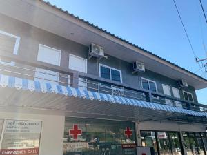 a building with a red cross on the side of it at K2N Guesthouse in Koh Tao