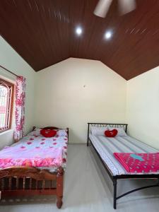 Postel nebo postele na pokoji v ubytování cocostay coorg
