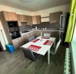 una cucina con tavolo e sedie bianchi di Apartment Ostrava a Zábřeh nad Odrou