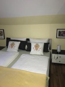 Postel nebo postele na pokoji v ubytování Ferienwohnung Schmidbauer + 13 fotografií