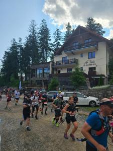 un grupo de personas corriendo una carrera delante de un edificio en Safir przy samym WYCIĄGU, en Karpacz