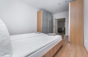 Ένα ή περισσότερα κρεβάτια σε δωμάτιο στο Apartament Hutnicza