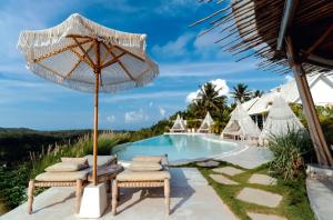 Atalaya Villas Nusa Penida - Adults only内部或周边的泳池