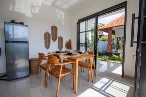 O bucătărie sau chicinetă la Viewbali 1 - Jungle Big Garden - Big Pool and Kitchen - All New