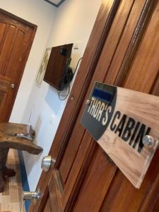 drewniane drzwi z podpisem Harleya Davidsona w obiekcie Thor's Cabin-Camp Asgard w mieście Catarman