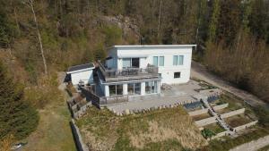 uma vista aérea de uma casa branca numa colina em Lovely villa with a view of the Byfjorden and Uddevalla em Uddevalla
