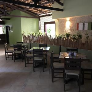 uma sala de jantar com mesas e cadeiras num restaurante em Hotel Navegantes Beach em Fortaleza