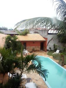 una vista aérea de una casa con piscina en Hotel Navegantes Beach en Fortaleza